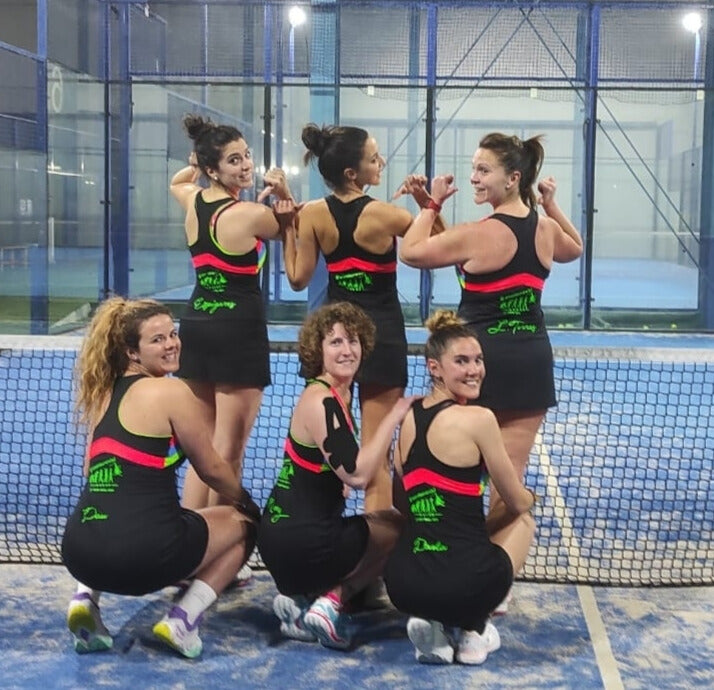 Equipo de pádel de mujeres en pista de pádel