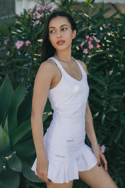 Mujer con camiseta de padel blanca - Plano lateral