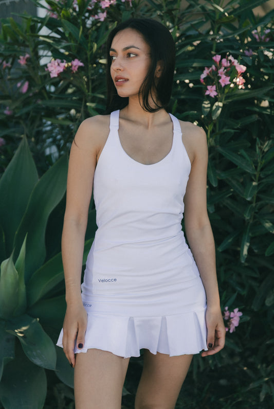 Mujer con conjunto de padel color blanco - Plano general