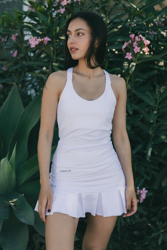 Mujer con camiseta de padel blanca - Plano general