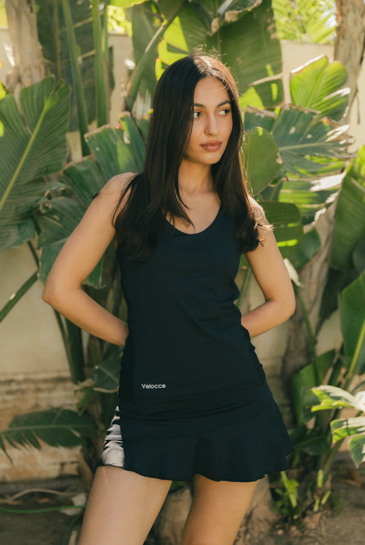 Mujer con camiseta de padel negra - Plano general