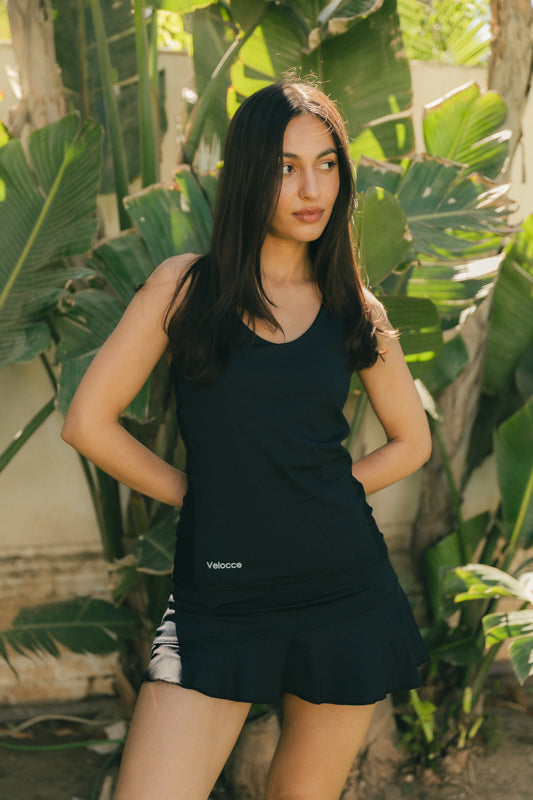 Mujer con camiseta de padel color negro - Plano general