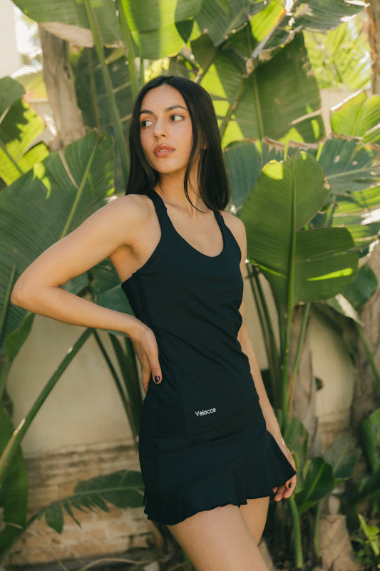 Mujer con camiseta de padel color negro jugando - Plano generla