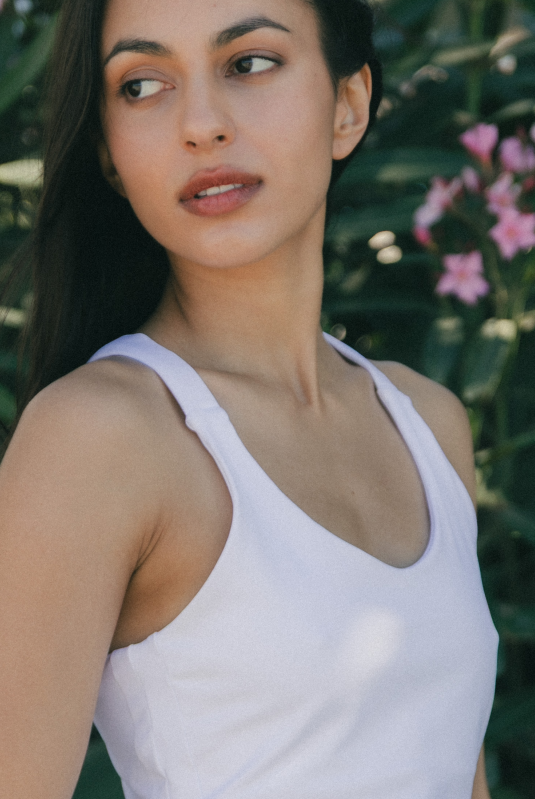 Mujer con conjunto de padel color blanco - Primer plano lateral