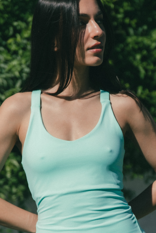 Mujer con camiseta de padelverde agua - Primer plano