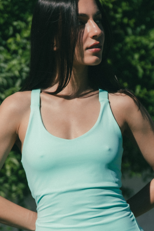 Mujer con camiseta de padel color verde agua - Primer plano