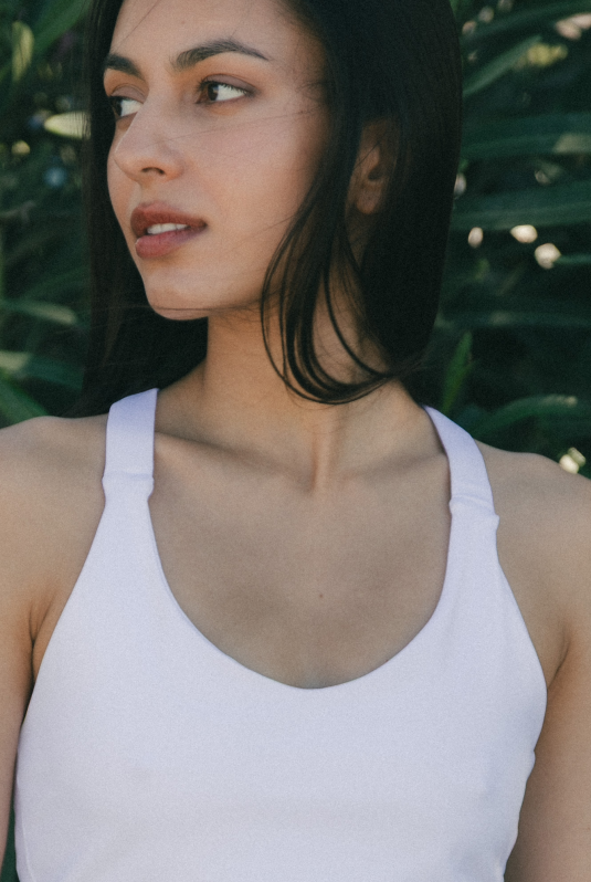 Mujer con camiseta de padel blanca - Primer plano