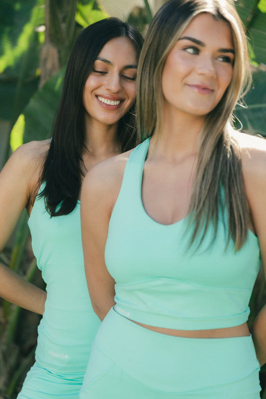 Mujeres con camiseta de padel blanca y gris - Plano detalle