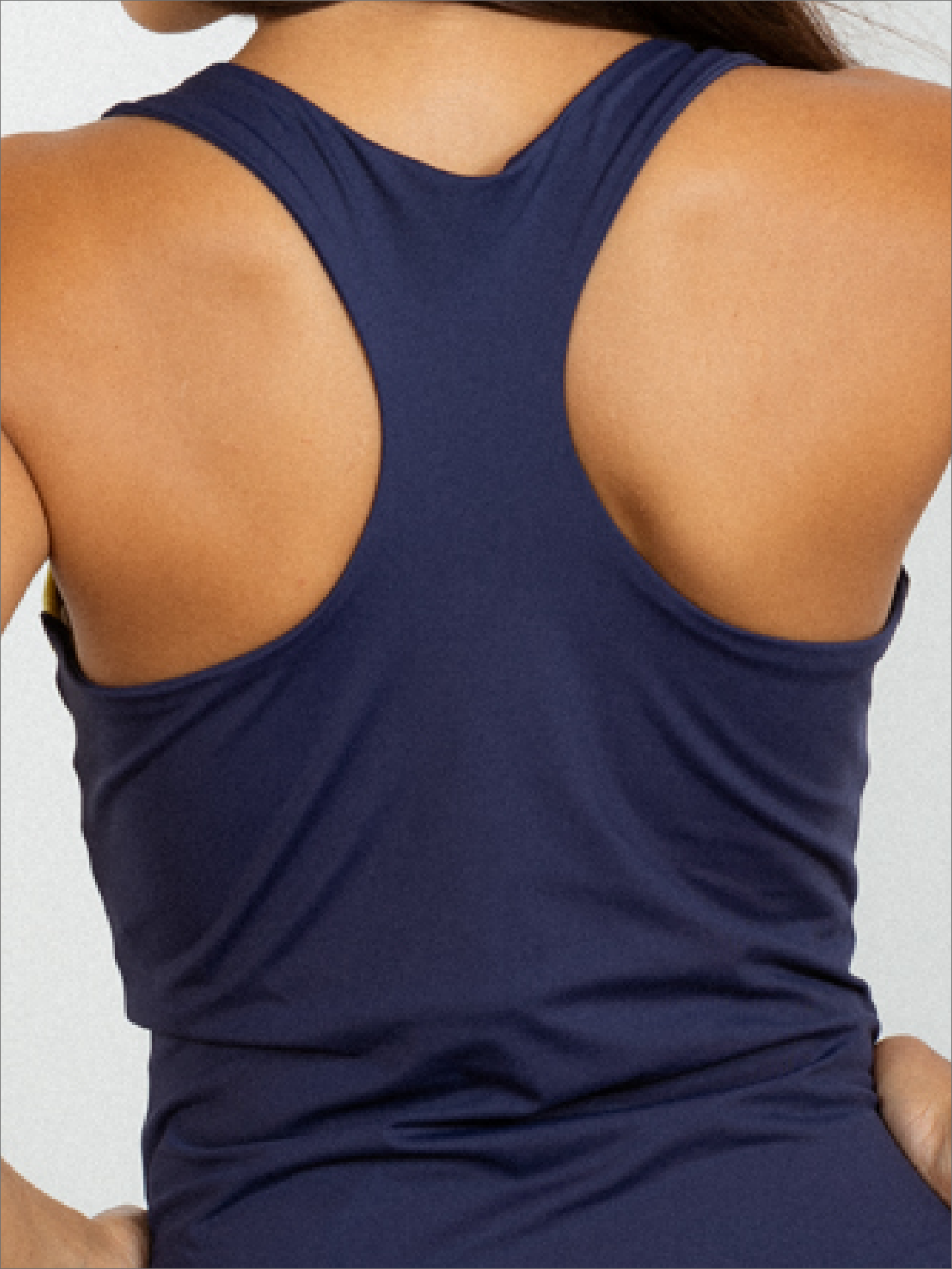 Mujer con camiseta de pádel color marino - Plano detalle trasero