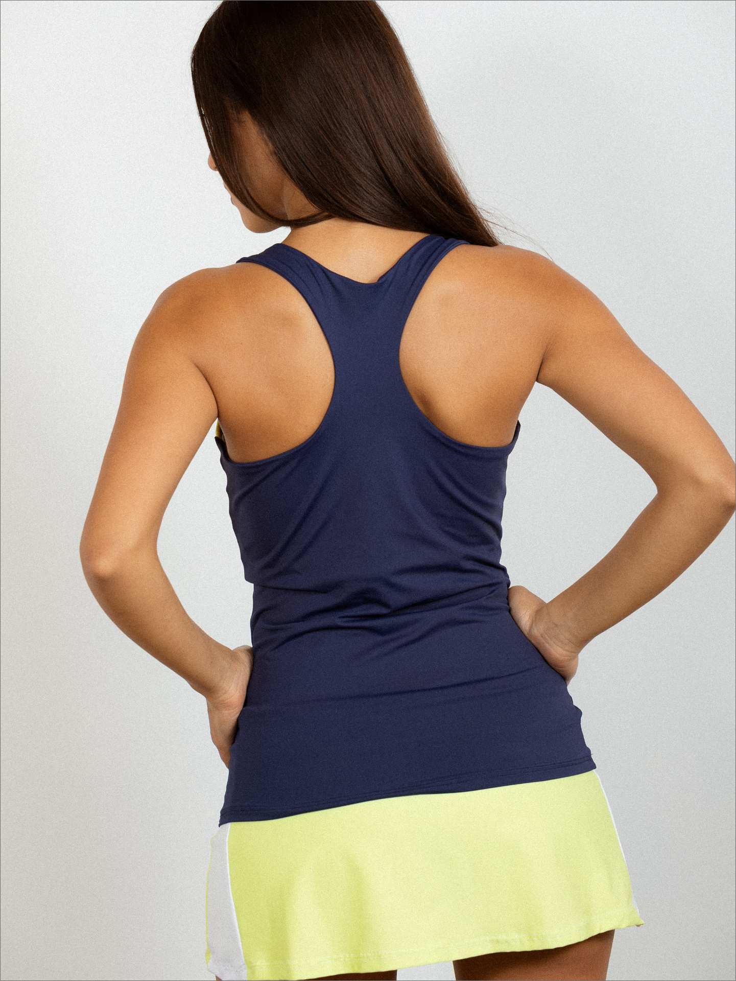 Mujer con camiseta de pádel color marino - Primer plano trasero