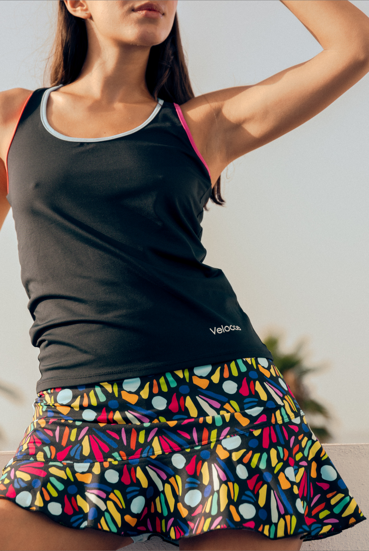 Mujer con camiseta de padel color negro en una pista de padel