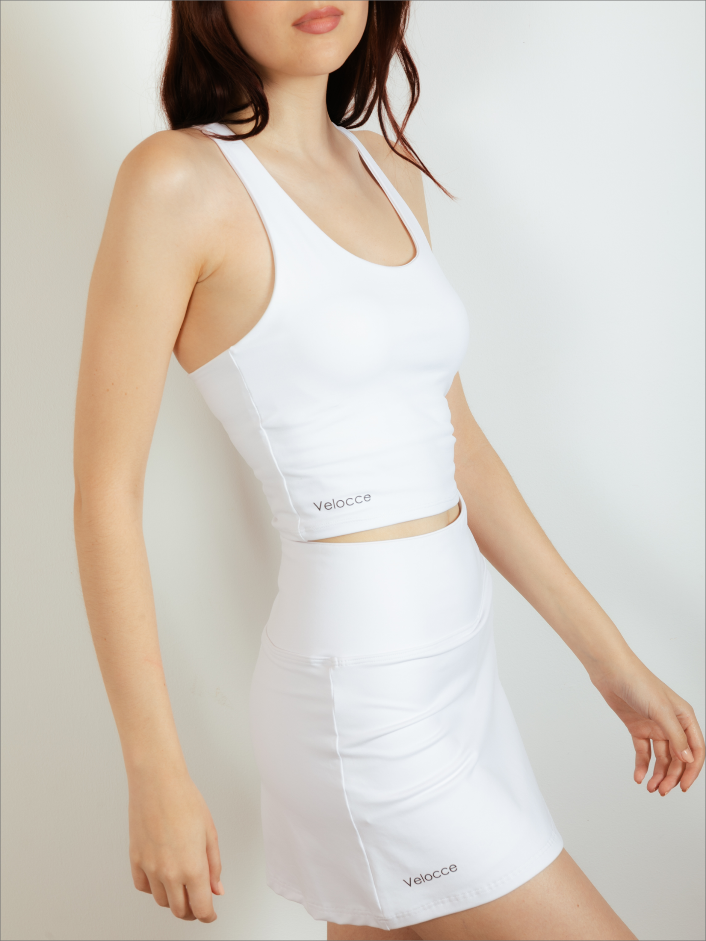 Mujer con falda de padel de color blanco - Plano lateral