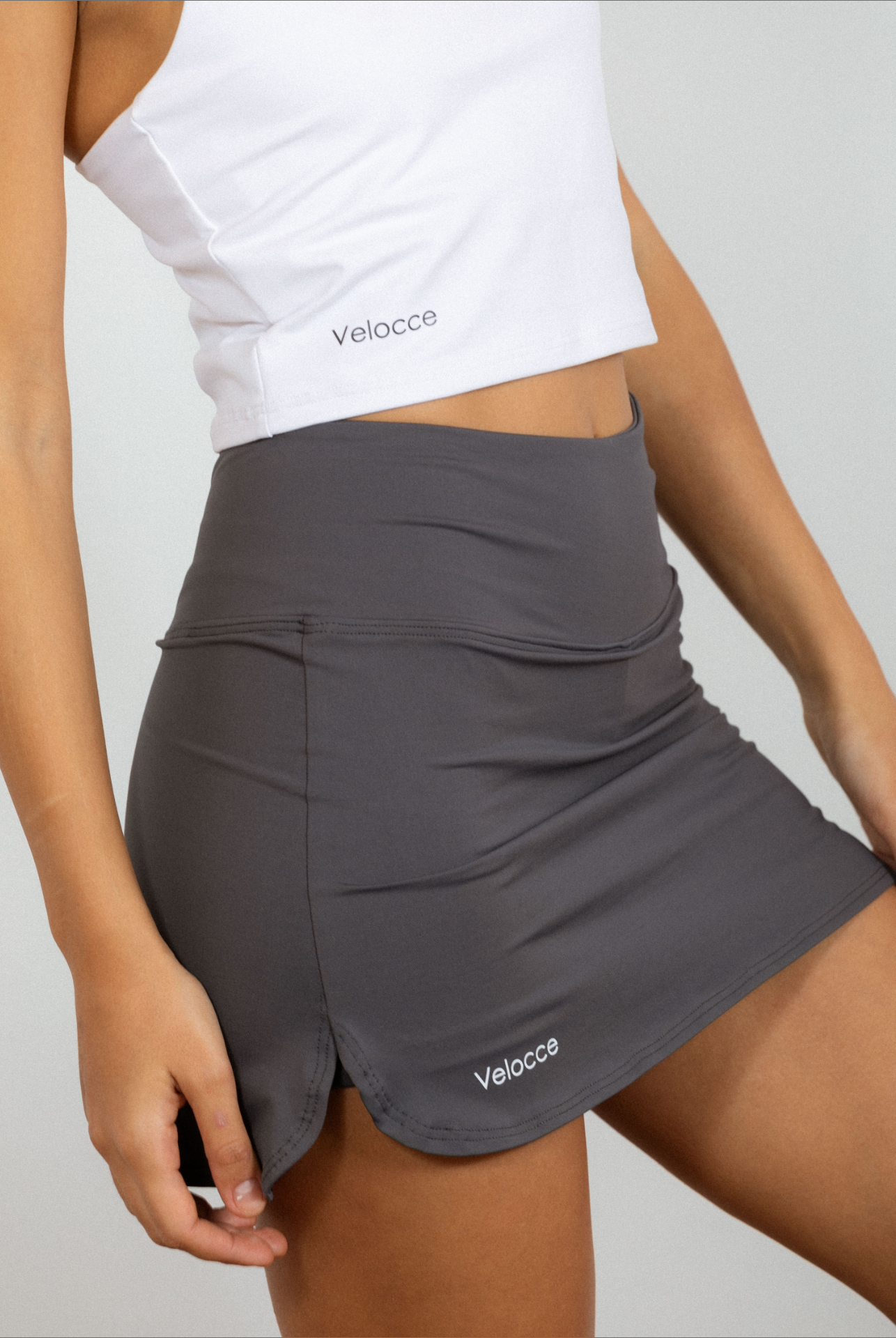 Mujer con falda de padel color gris - Plano medio