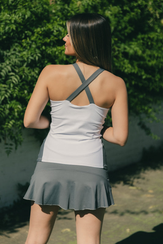 Mujer con falda de padel  volante color gris - Plano trasero