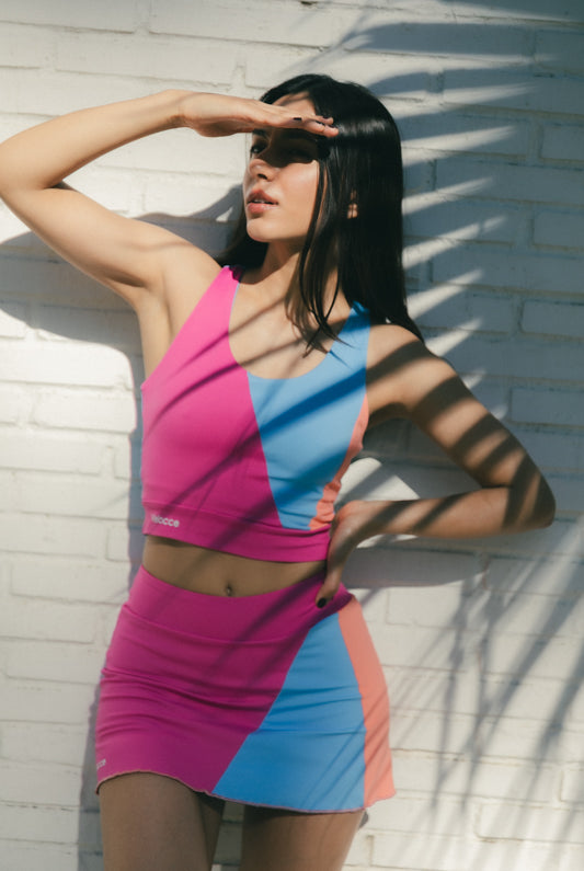 Mujer con falda de padel multicolor - Plano medio