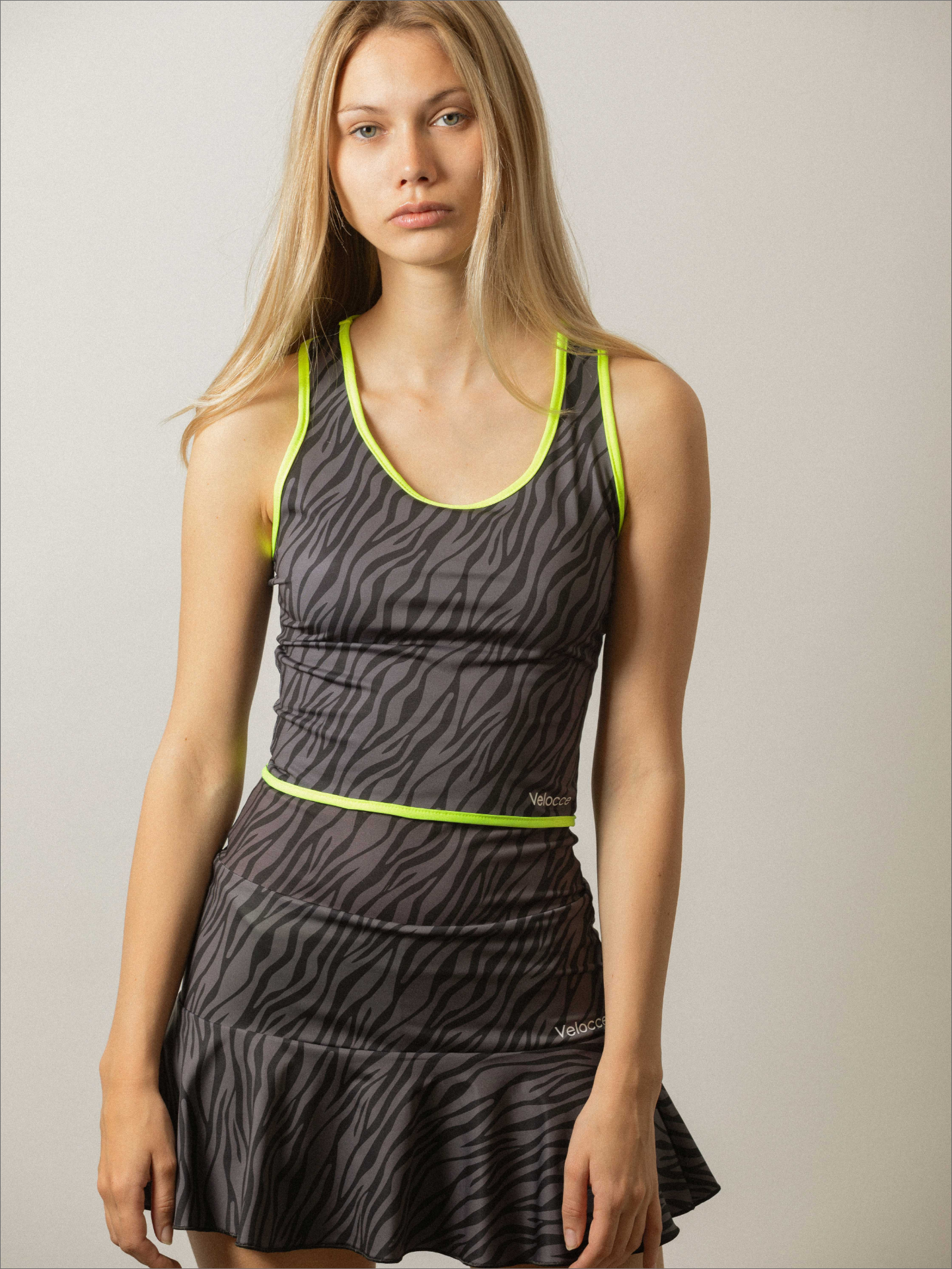 Mujer con falda de padel estampada con volante - Plano general