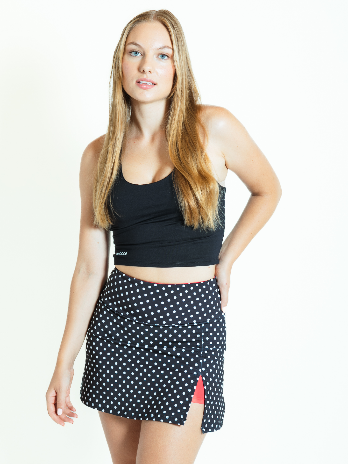 Mujer con falda de lunares de pádel combinada en vista frontal