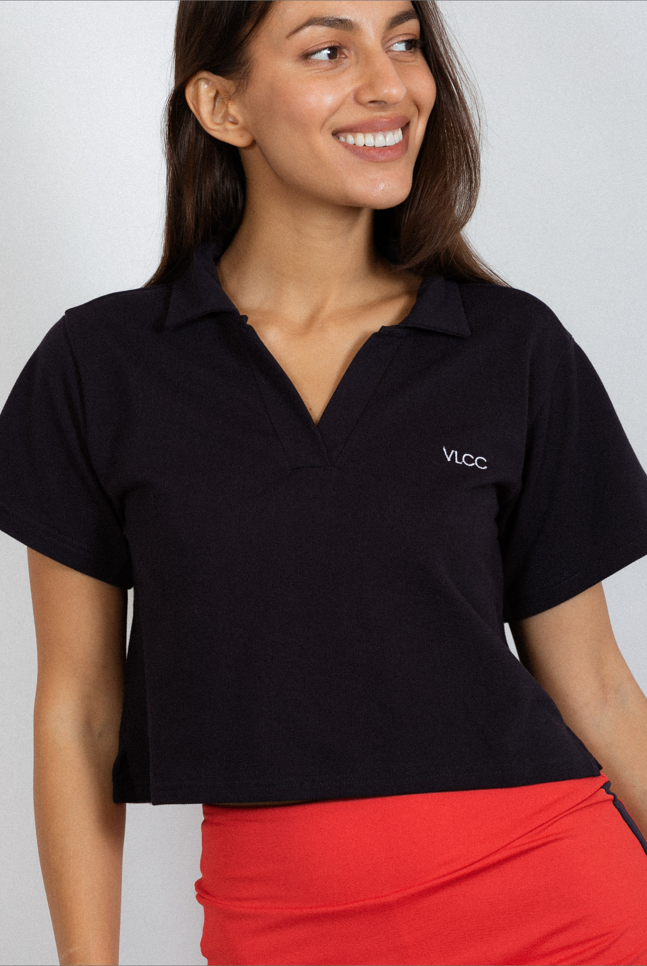 Mujer con polo de padel color marino