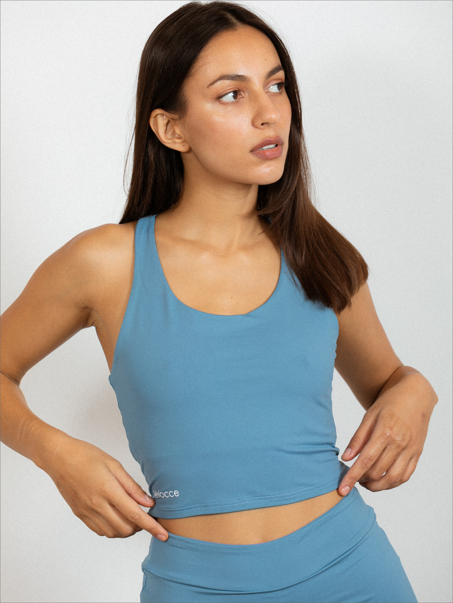 Mujer con top de padel color azul empolvado