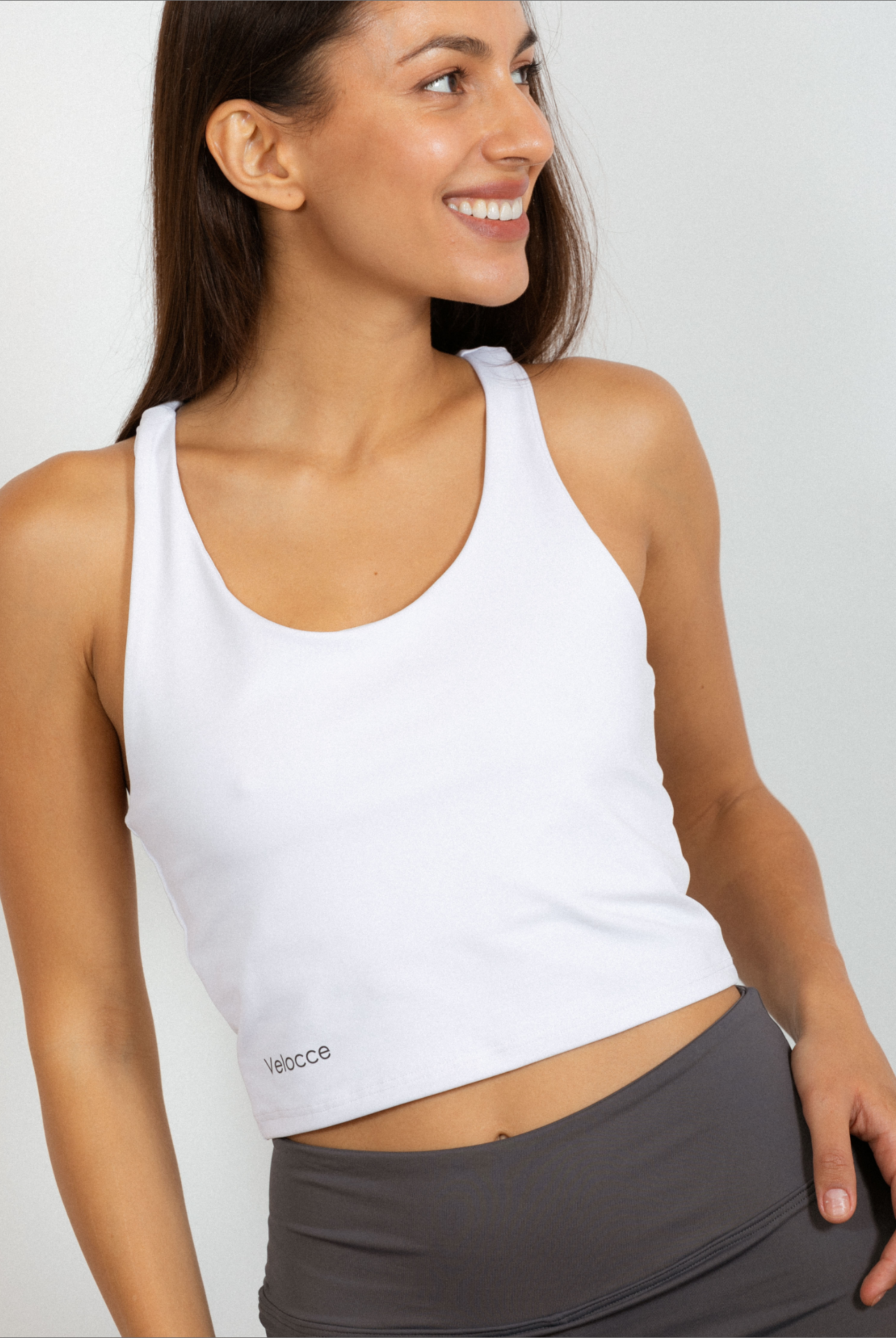 Mujer con top de padel color blanco