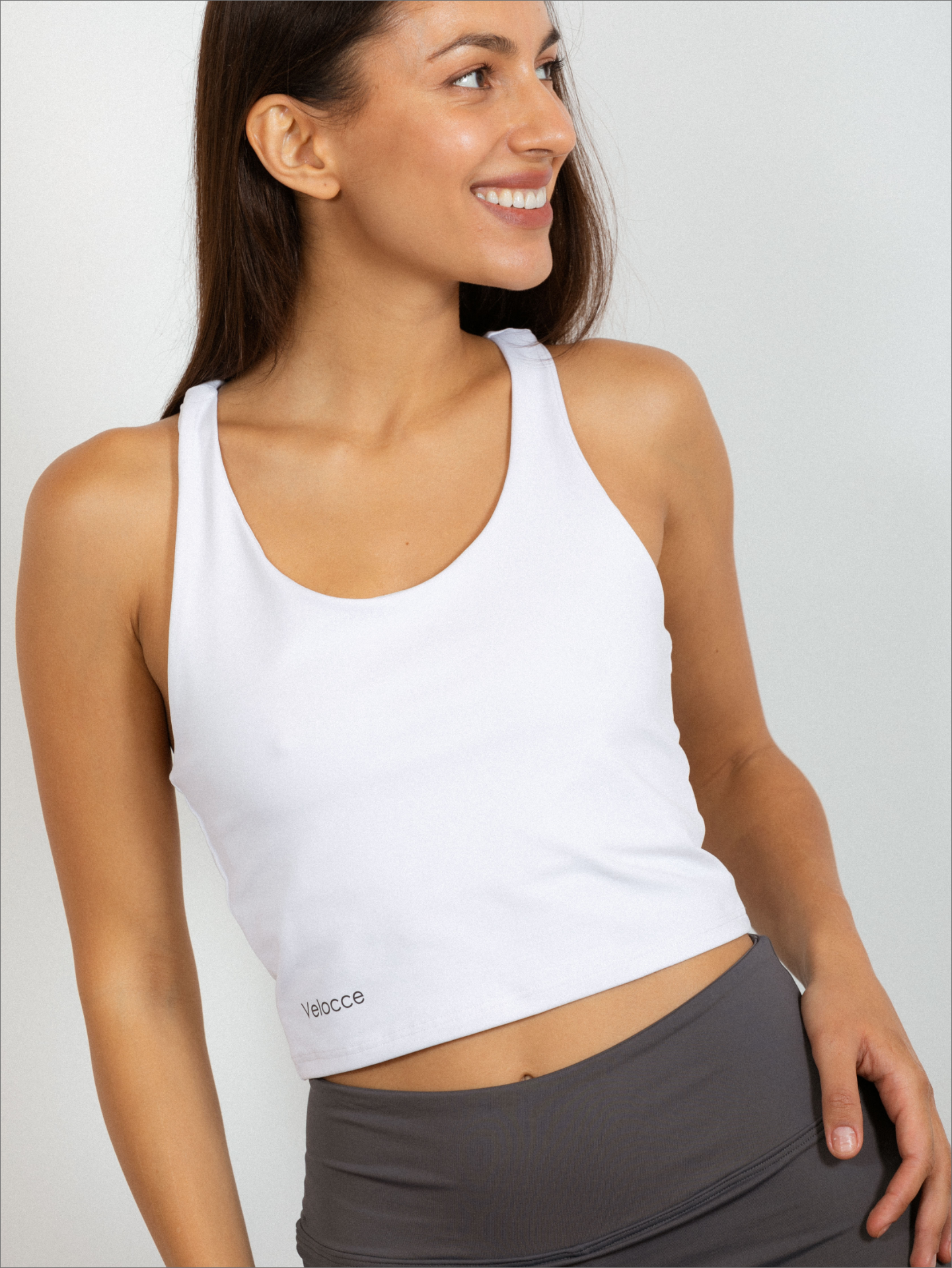 Mujer con top de padel color blanco