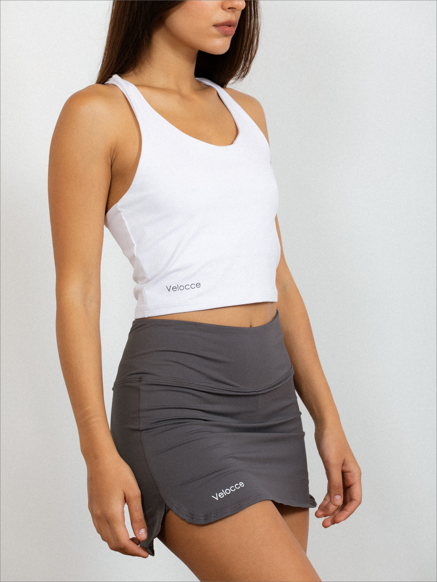 Mujer con top de padel color blanco - lateral