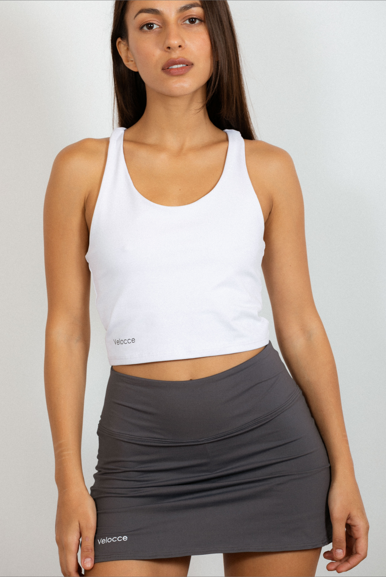 Mujer con top de padel color blanco - Plano general