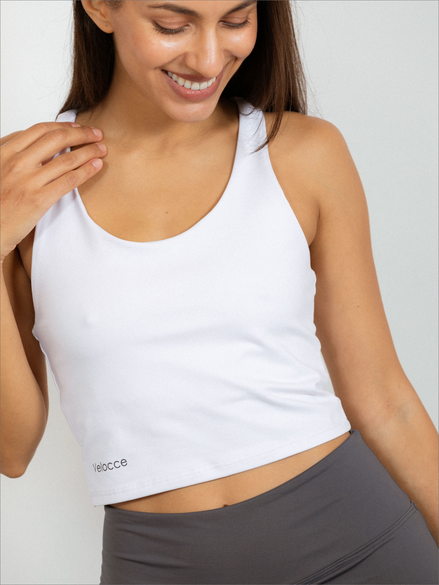 Mujer con top de padel color blanco - Plano medio