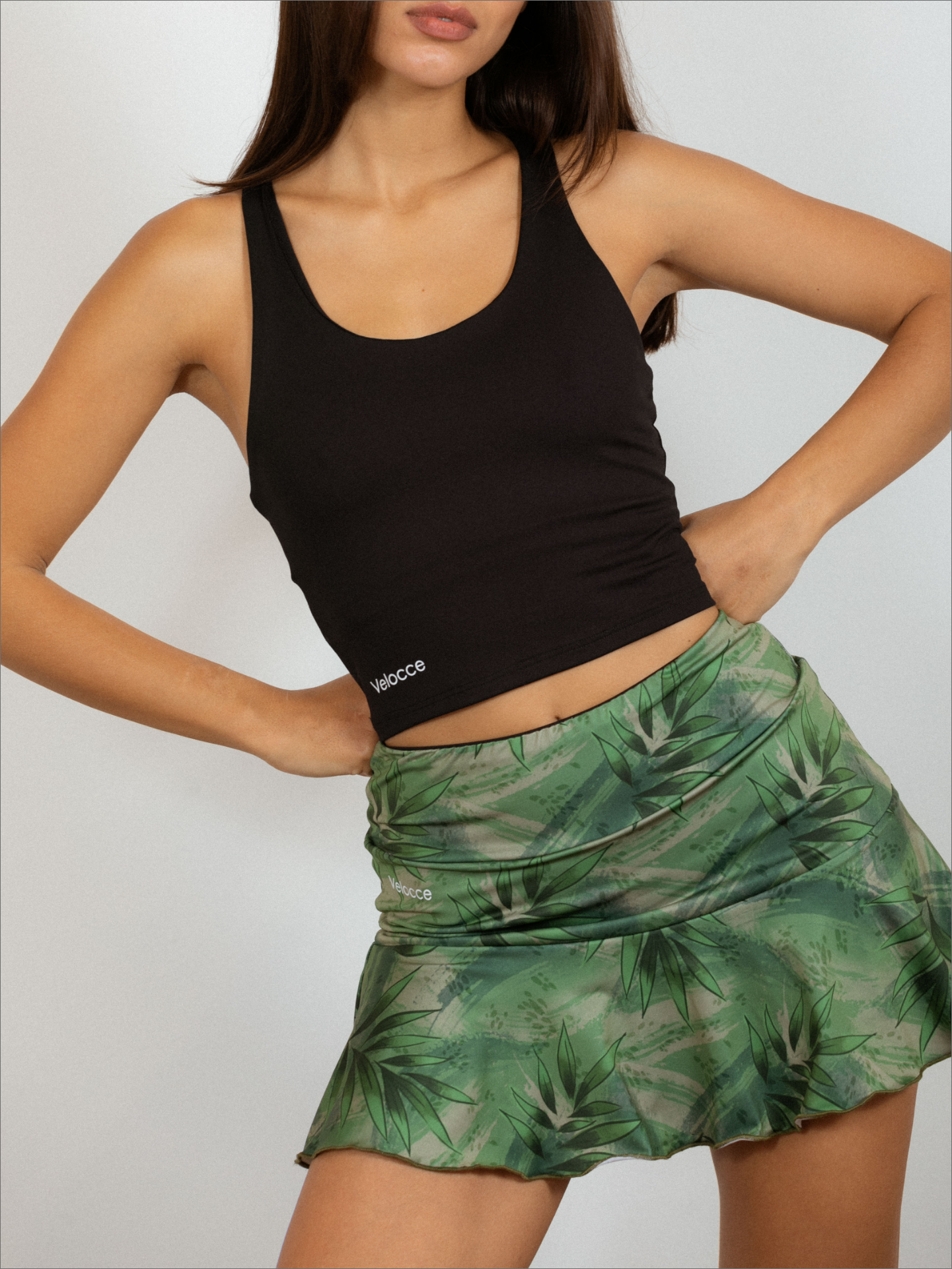 Mujer con top de padel color negro - Primer plano