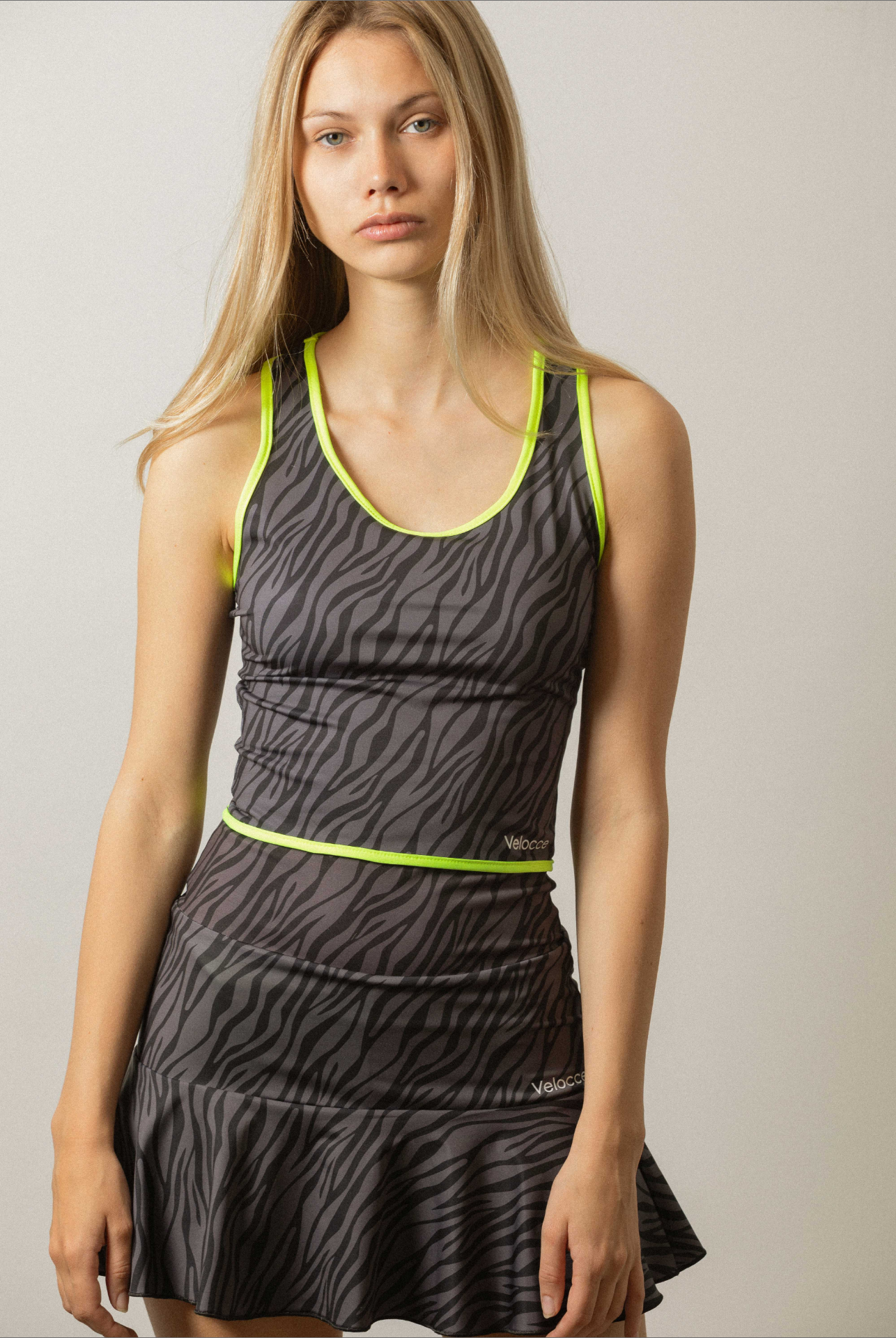 Mujer con top de padel estampado cebra