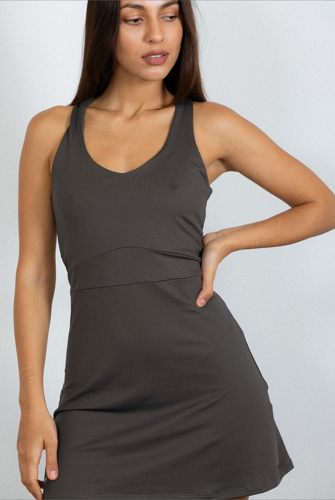 Mujer con vestido de padel color gris - Plano general