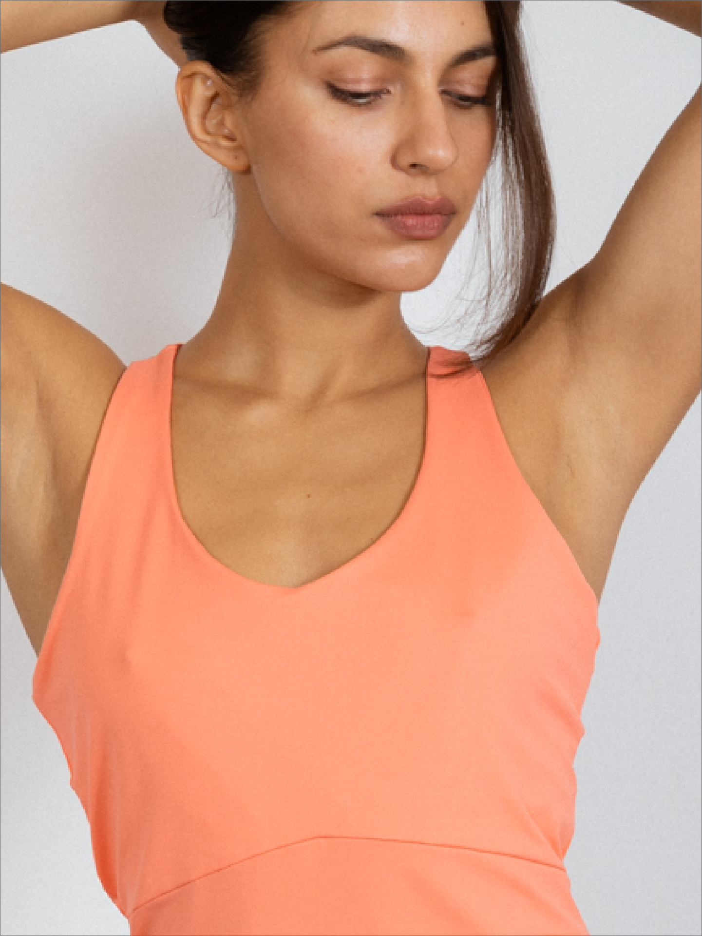 Mujer con vestido de padel color naranja - Plano medio