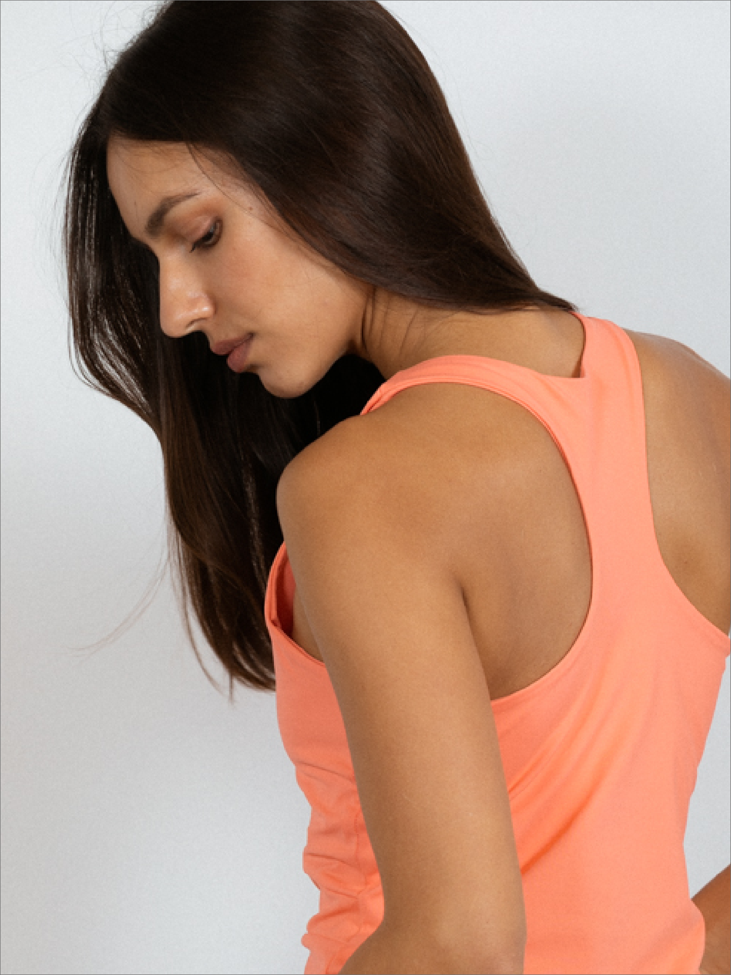 Mujer con vestido de padel color naranja - Primer plano trasero