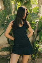 Mujer con camiseta de padel negra - Plano medio