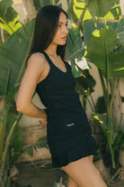 Mujer con camiseta de padel color negro - Lateral