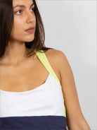 Mujer con camiseta de padel color marino - Plano medio
