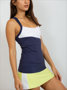 Mujer con camiseta de padel color marino - Plano lateral