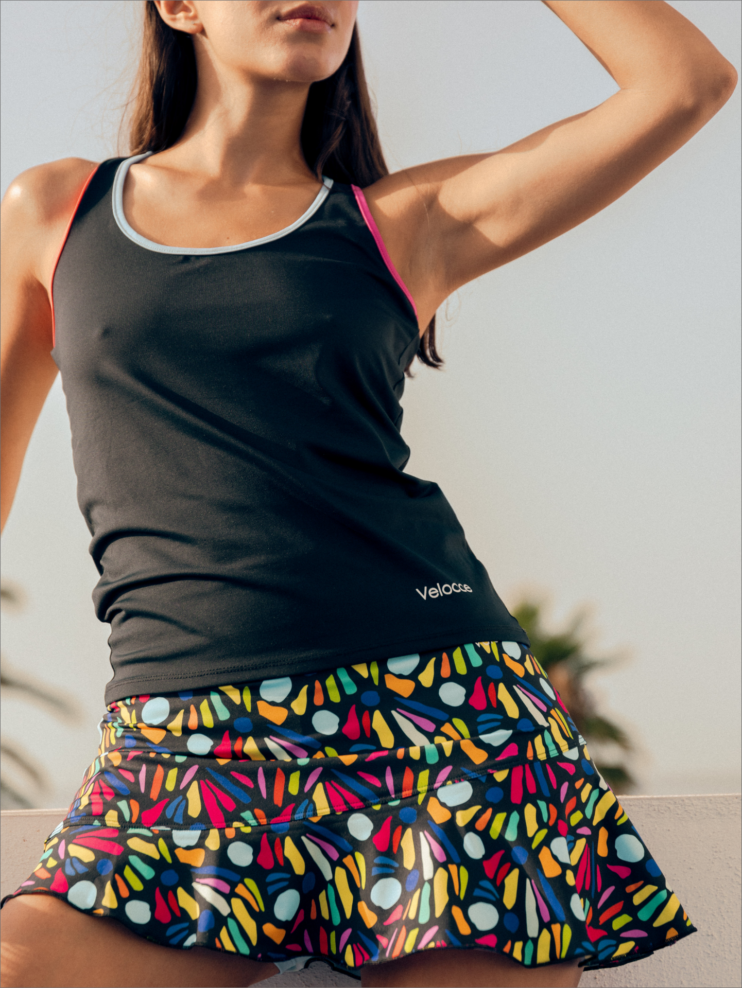 Mujer con camiseta de padel color negro en una pista de padel