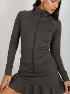 Mujer con chaqueta de padel color gris - Plano medio