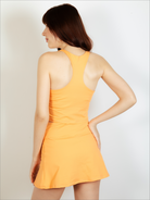 Mujer con falda de padel de color naranja - Plano trasero
