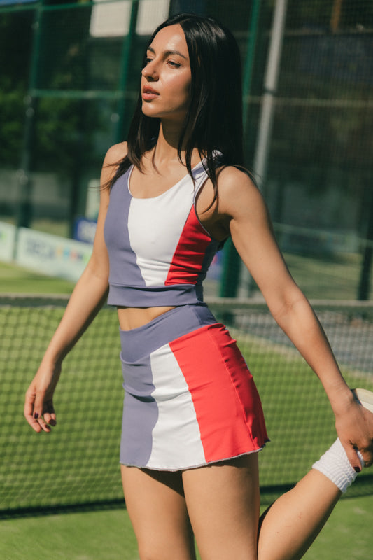 Mujer con conjunto de padel azul y rojo - Plano medio