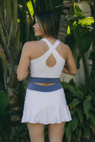 Mujer con falda de padel color blanco con volante - Plano trasero