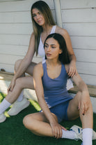 Mujeres sentadas con falda de padel  tablas color azul - Primer plano