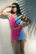Mujer con conjunto de padel rosa, azul y naranja, multicolor - Primer general