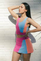 Mujer con falda de padel multicolor - Plano lateral