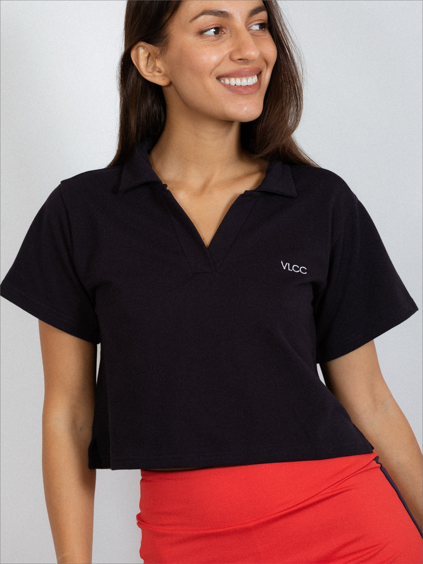 Mujer con polo de padel color marino