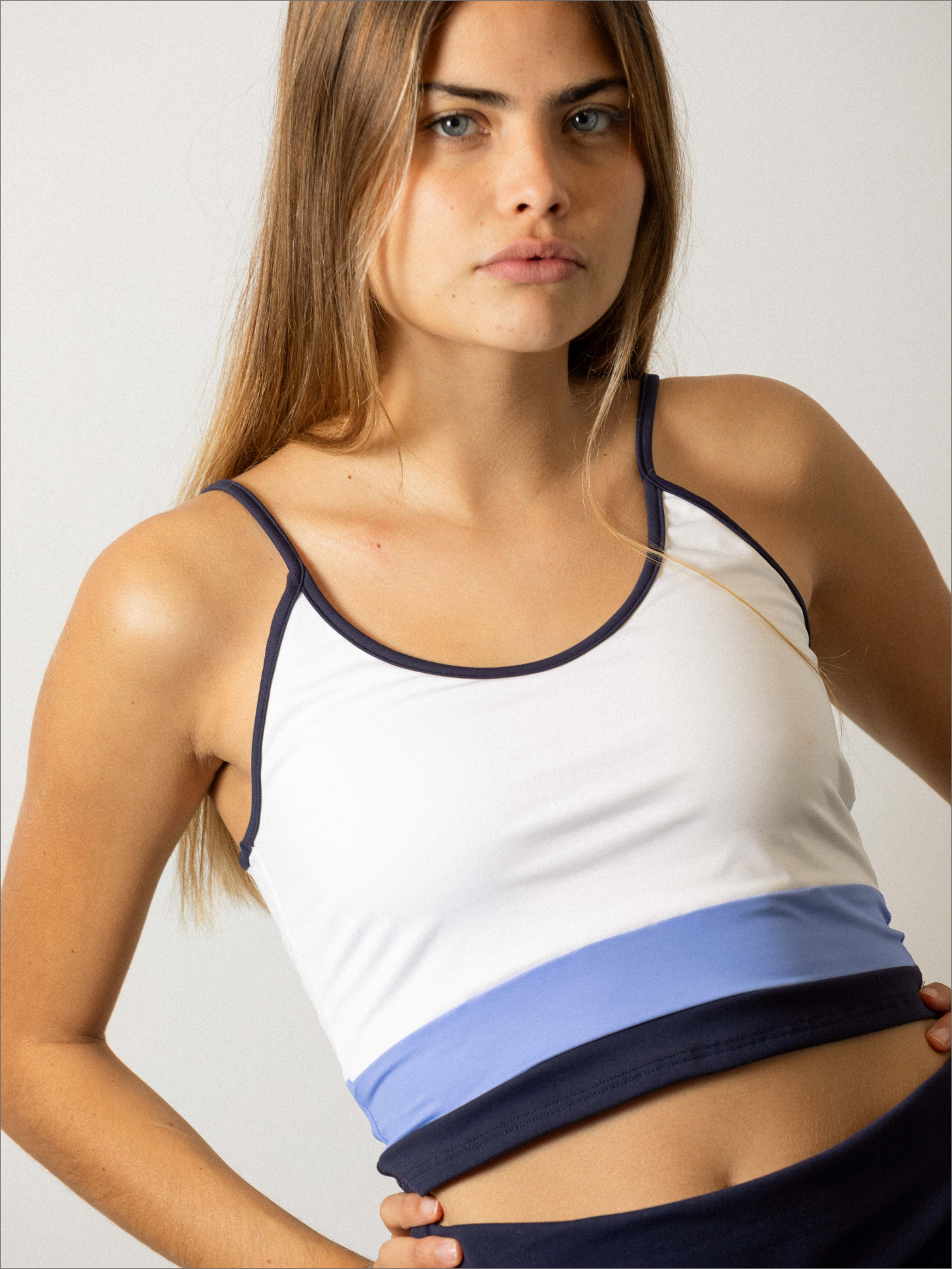 Mujer con top de padel color blanco