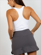 Mujer con top de padel color blanco - Plano trasero