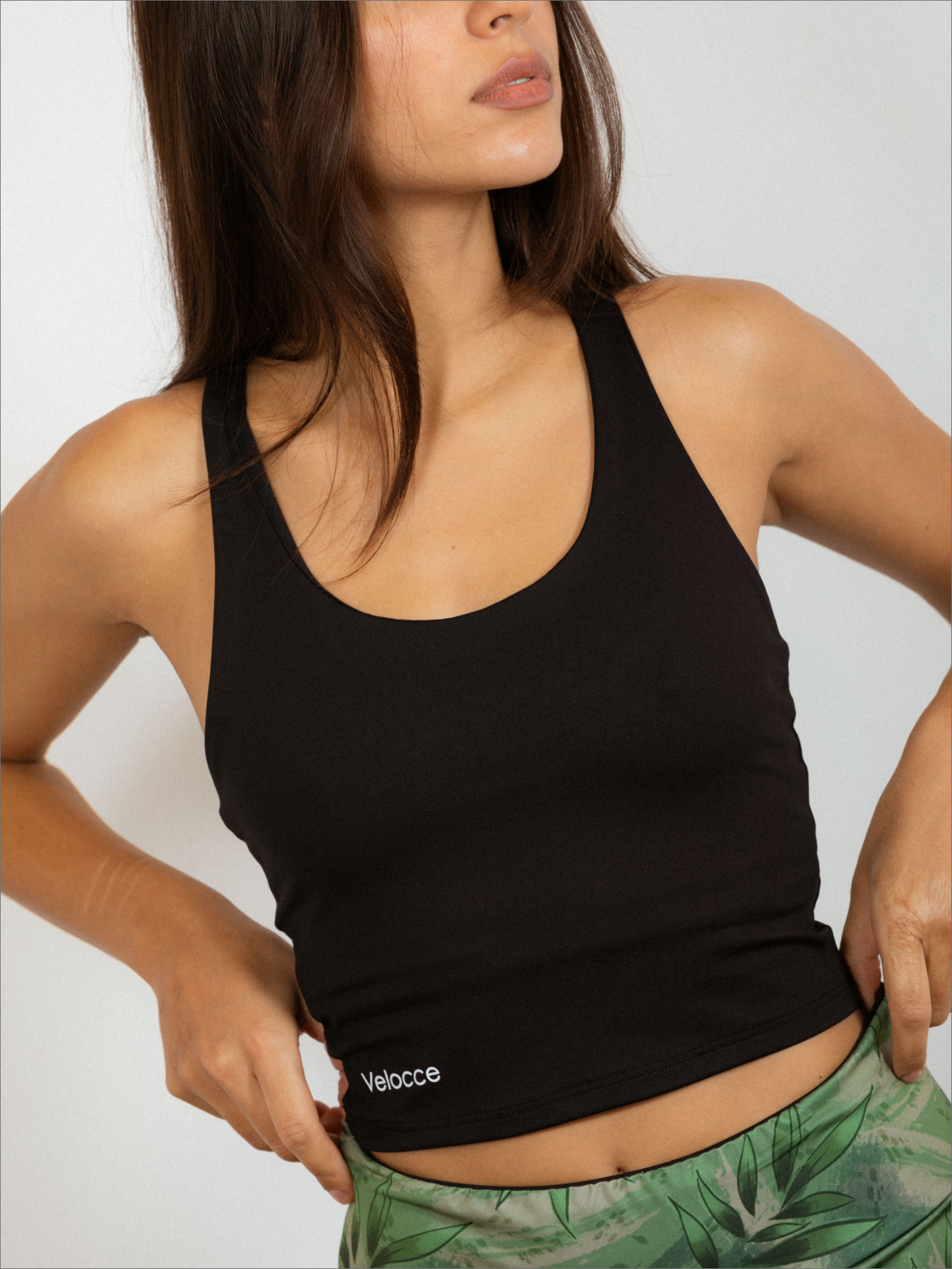 Mujer con top de padel color negro