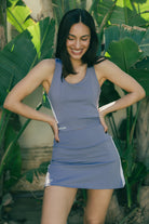 Mujer con conjunto de padel color azul - Plano general